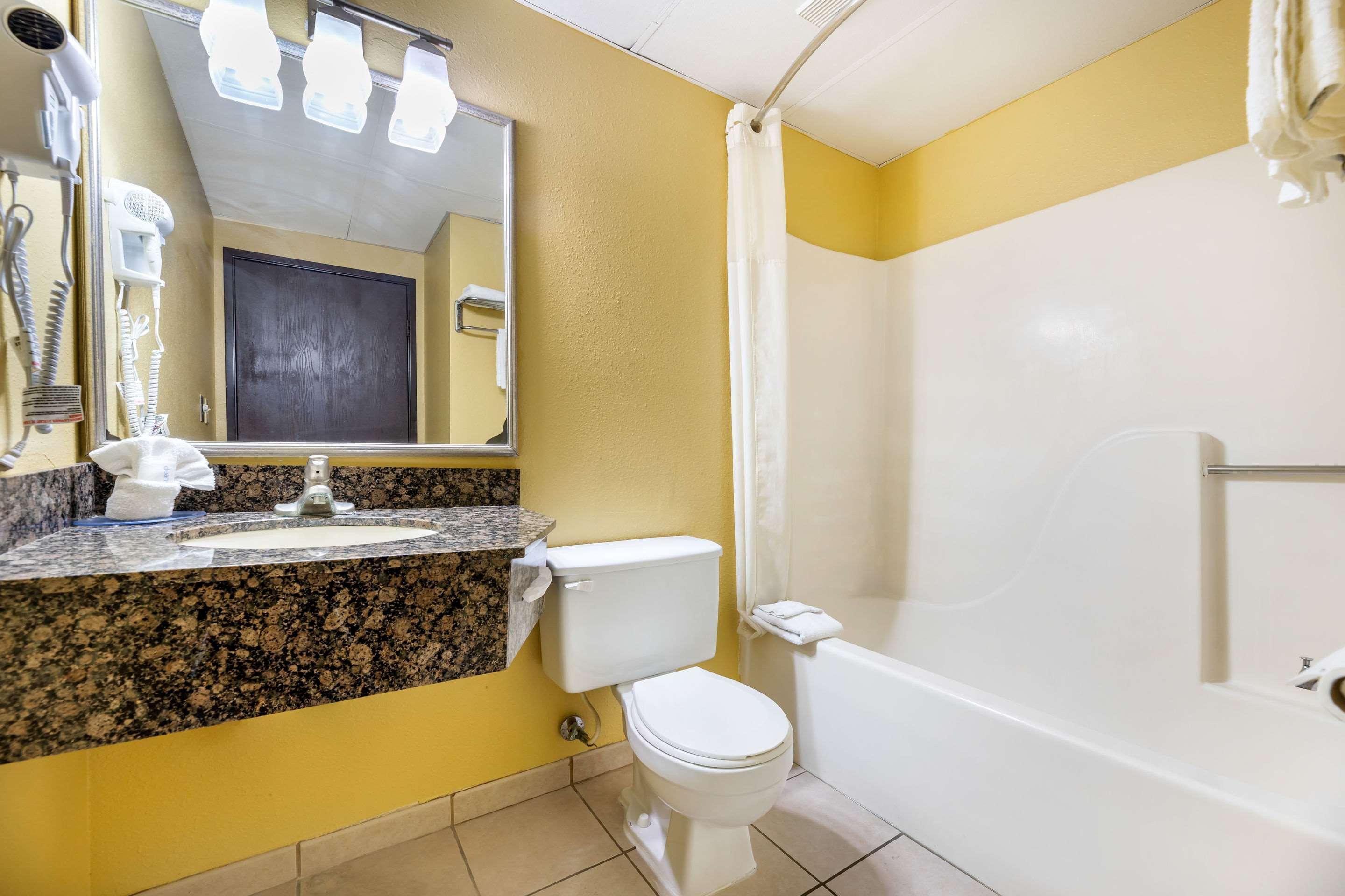 Rodeway Inn South Hutchinson ภายนอก รูปภาพ
