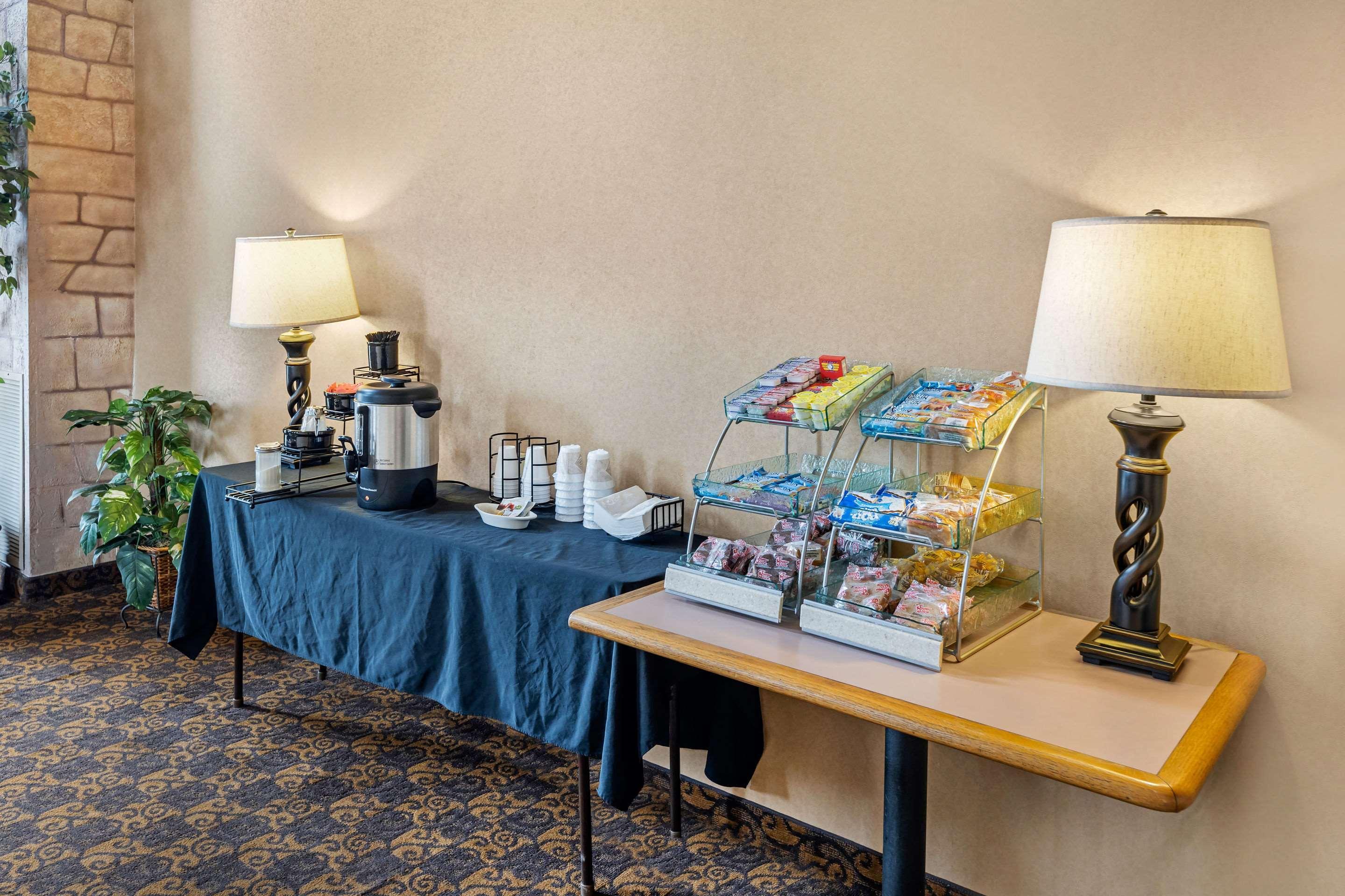Rodeway Inn South Hutchinson ภายนอก รูปภาพ