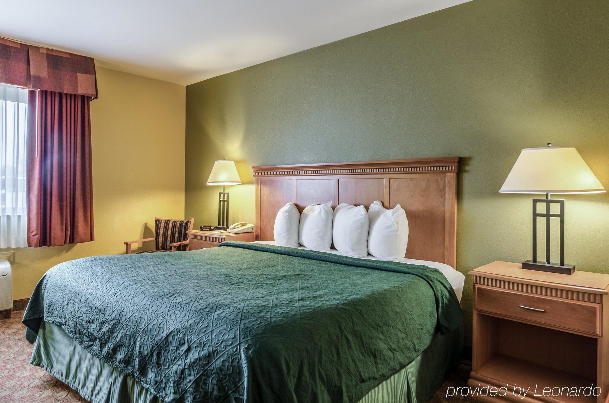 Rodeway Inn South Hutchinson ภายนอก รูปภาพ