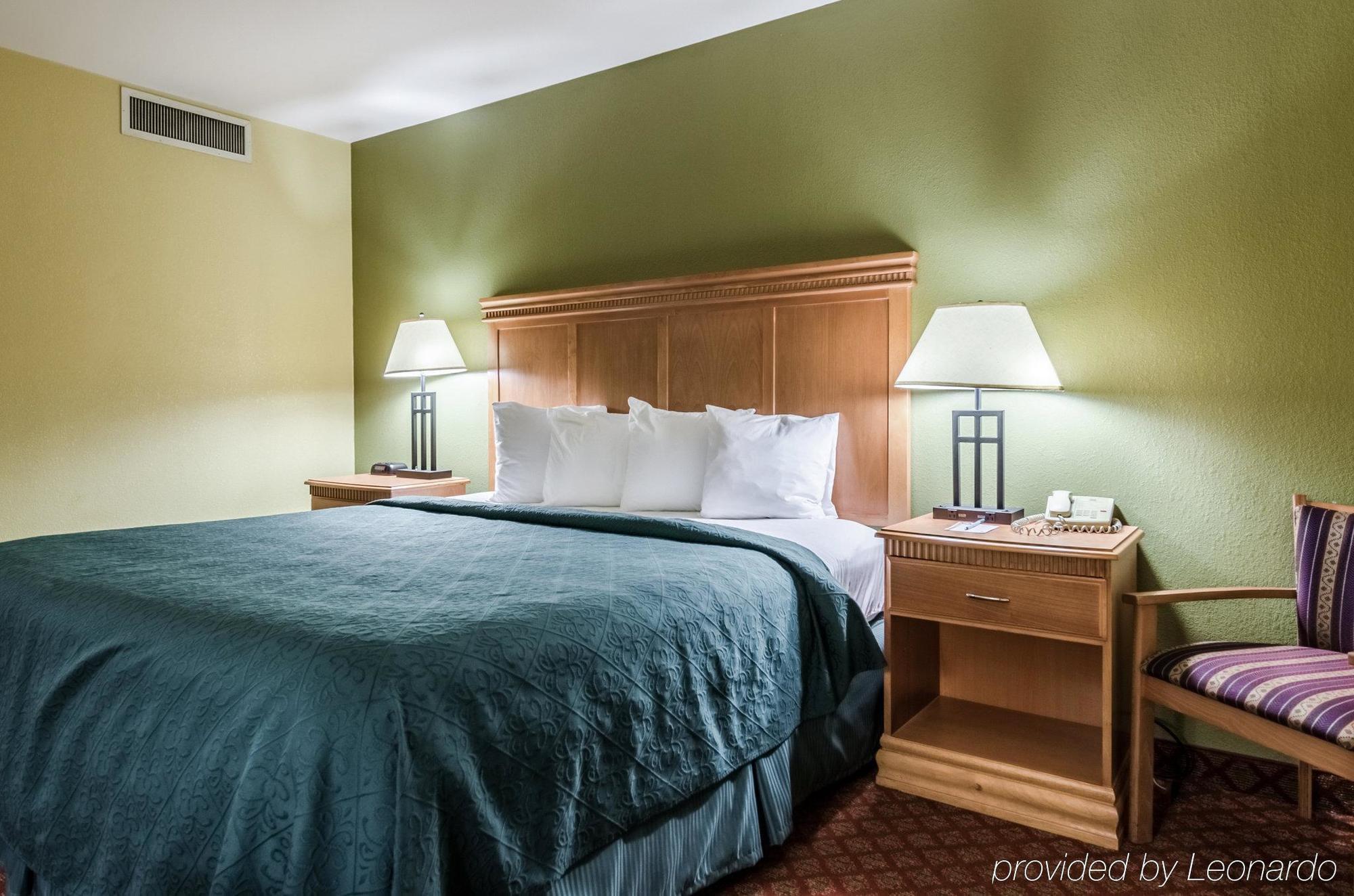 Rodeway Inn South Hutchinson ภายนอก รูปภาพ