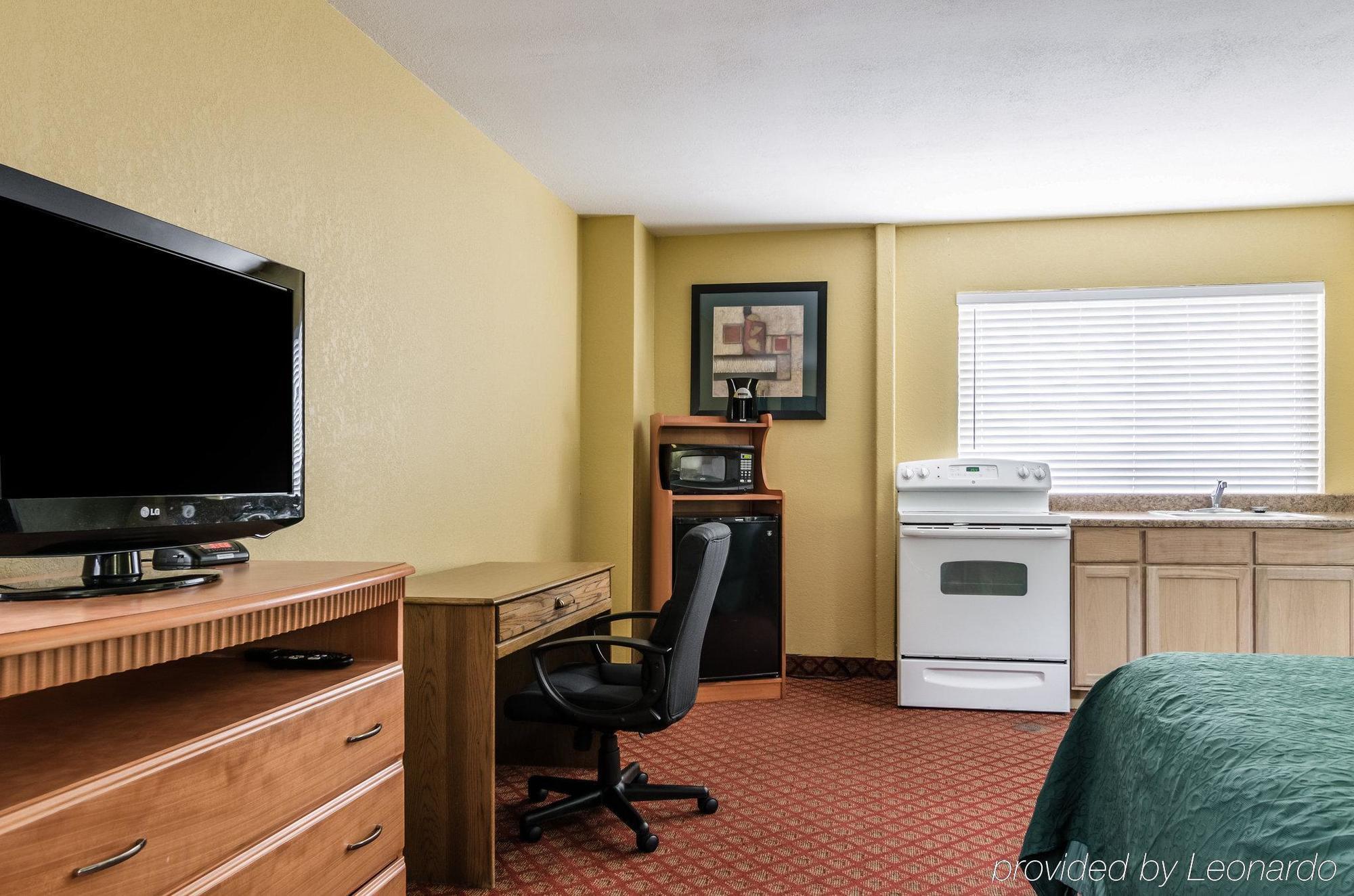 Rodeway Inn South Hutchinson ภายนอก รูปภาพ
