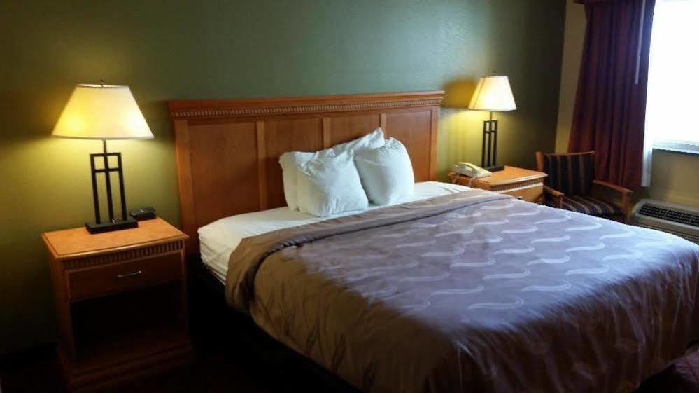 Rodeway Inn South Hutchinson ภายนอก รูปภาพ